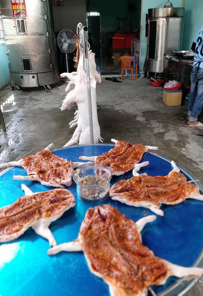 HEO SỮA QUAY NGUYÊN CON TẠI BIÊN HOÀ ĐỒNG NAI (LÒNG XÀO + 10 BÁNH BAO + RAU + NƯỚC CHẤM )